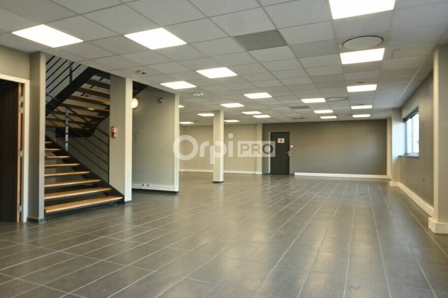 50 Rue Jean Zay, Saint-Priest to rent - Lobby - Image 3 of 82
