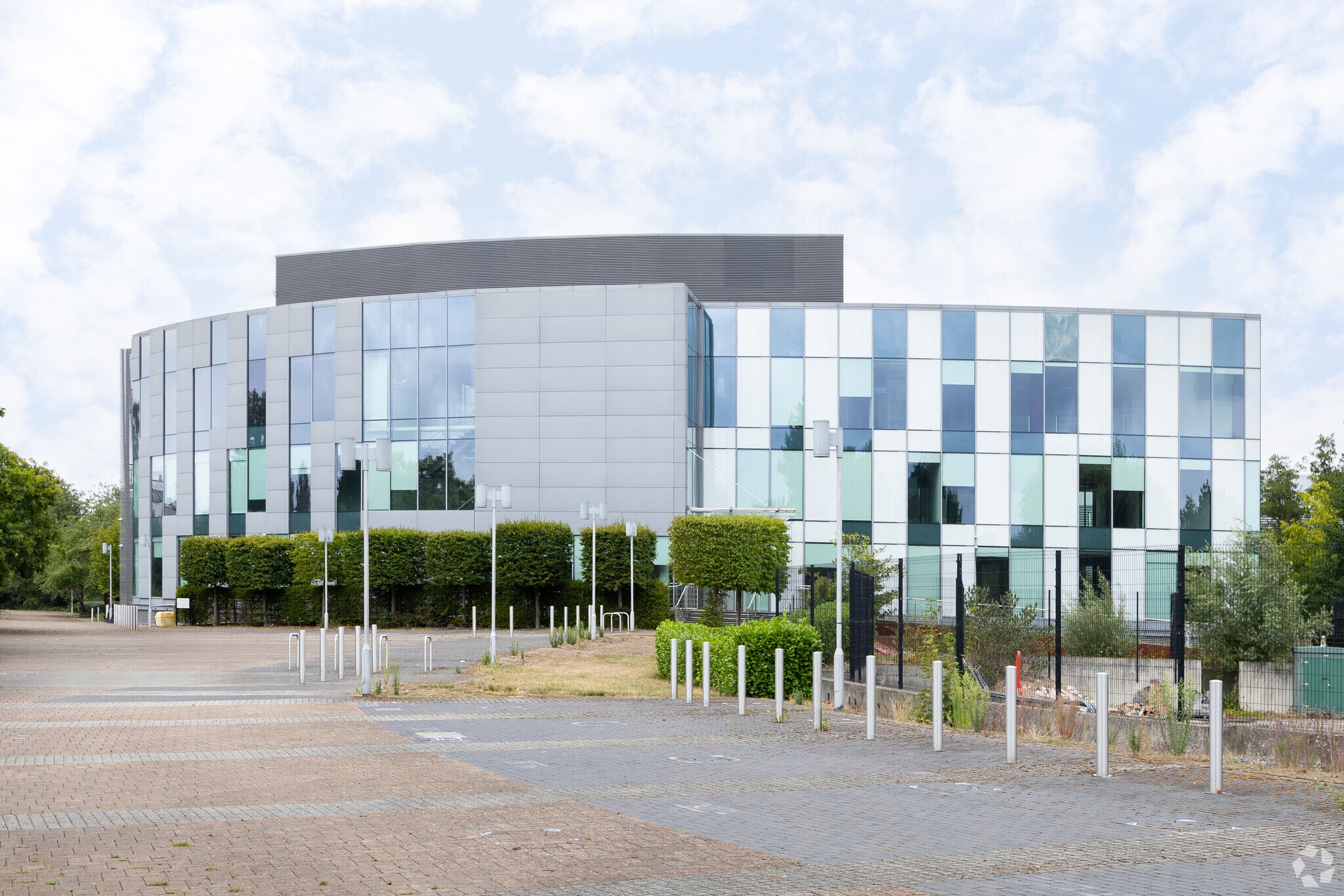 Farnborough Rd, Frimley to rent Primary Photo- Image 1 of 3