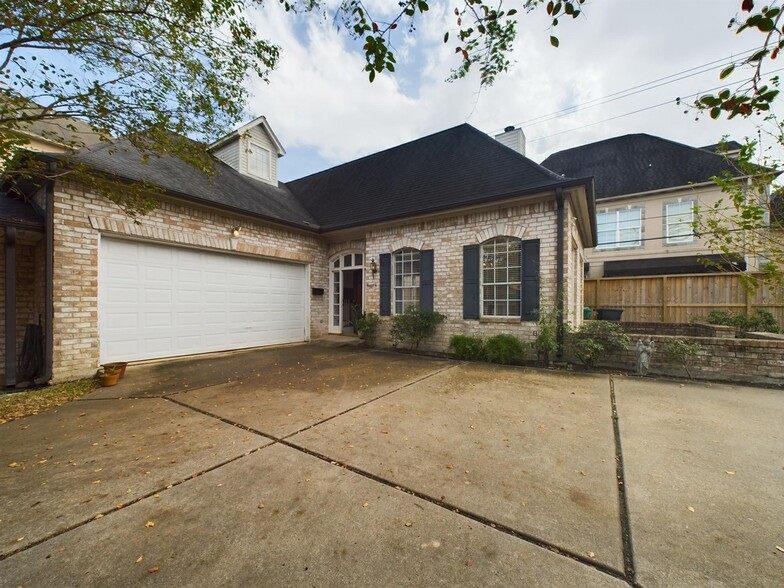 5627 Winsome Ln, Houston, TX for rent - Building Photo - Image 1 of 10