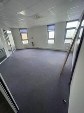 Office in Rueil-Malmaison to rent Interior Photo- Image 2 of 10