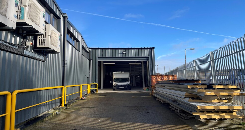 Kings Rd, Canvey Island to rent - Building Photo - Image 1 of 4