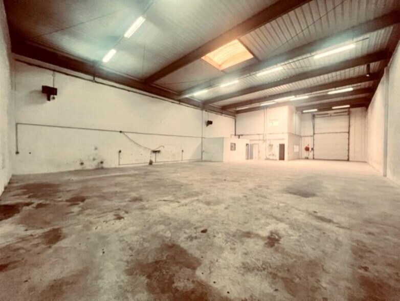 Light Industrial in Coignières to rent - Interior Photo - Image 3 of 9