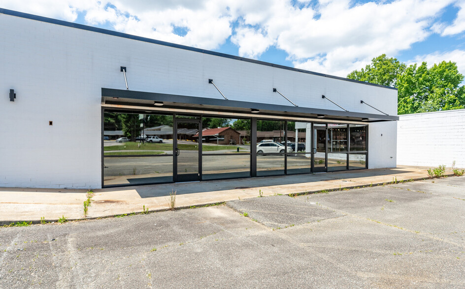 711-719 N Madison Blvd, Roxboro, NC for rent - Building Photo - Image 3 of 11