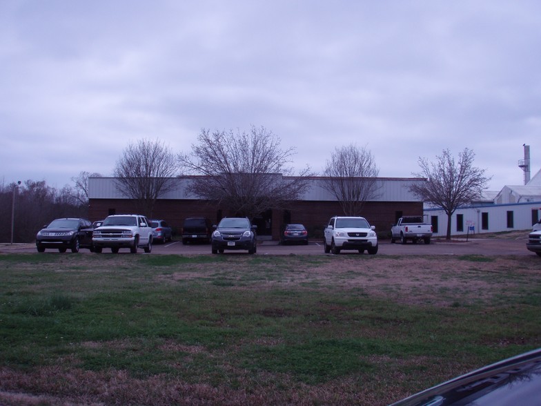 1021 Clinton Industrial Park Rd, Clinton, MS for rent - Building Photo - Image 1 of 19