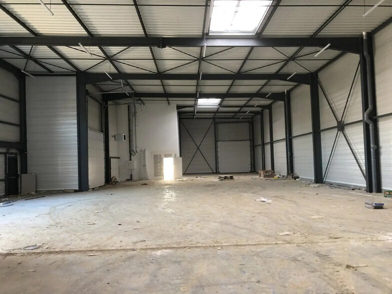 Light Industrial in Grigny to rent - Interior Photo - Image 1 of 4