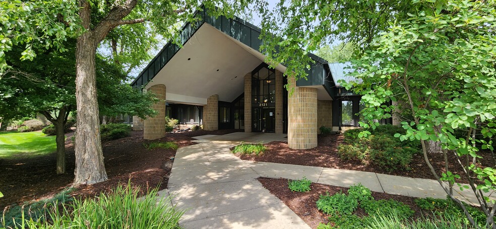 2121 University Park Dr, Okemos, MI for rent - Building Photo - Image 1 of 14