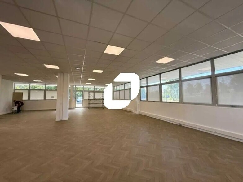 Office in Osny to rent - Building Photo - Image 3 of 16