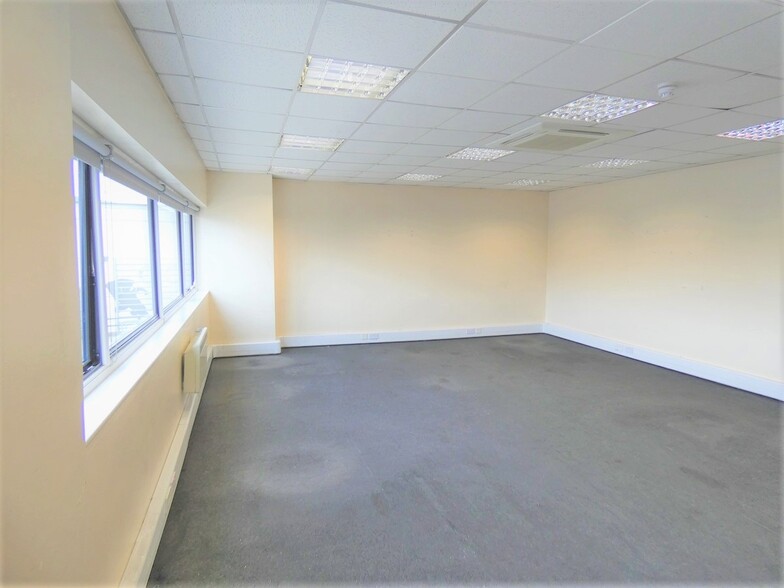 Great West Rd, Brentford for rent - Building Photo - Image 2 of 6