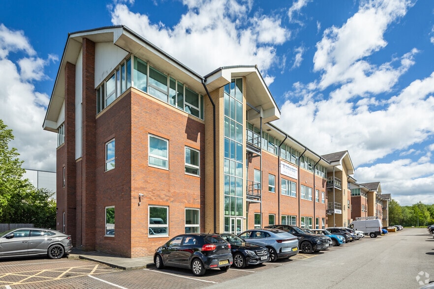 Westwood Park Dr, Wigan to rent - Building Photo - Image 2 of 2