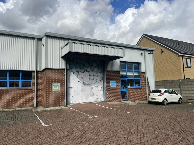 3 Arisdale Av, South Ockendon to rent - Building Photo - Image 3 of 8