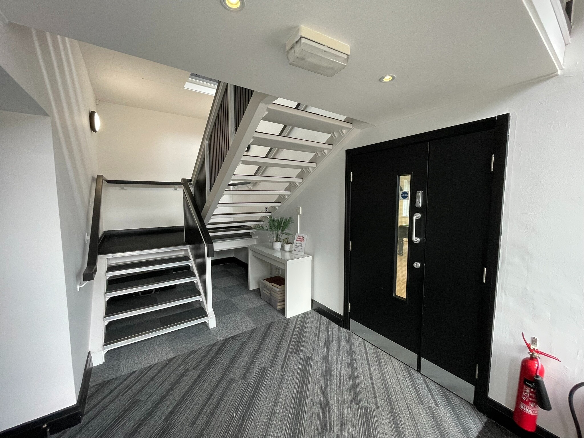 Manor Farm Rd, Runcorn to rent Interior Photo- Image 1 of 10