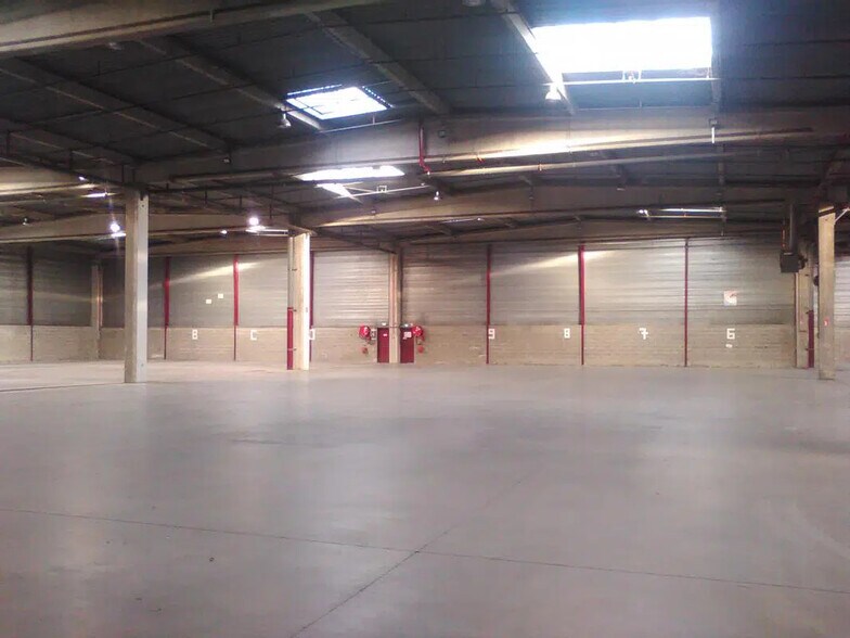 84 Rue Charles Michels, Saint-Denis to rent - Building Photo - Image 2 of 5