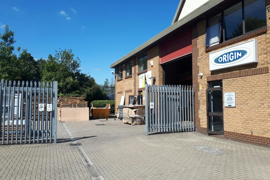 Rutherford Rd, Basingstoke to rent - Building Photo - Image 2 of 5