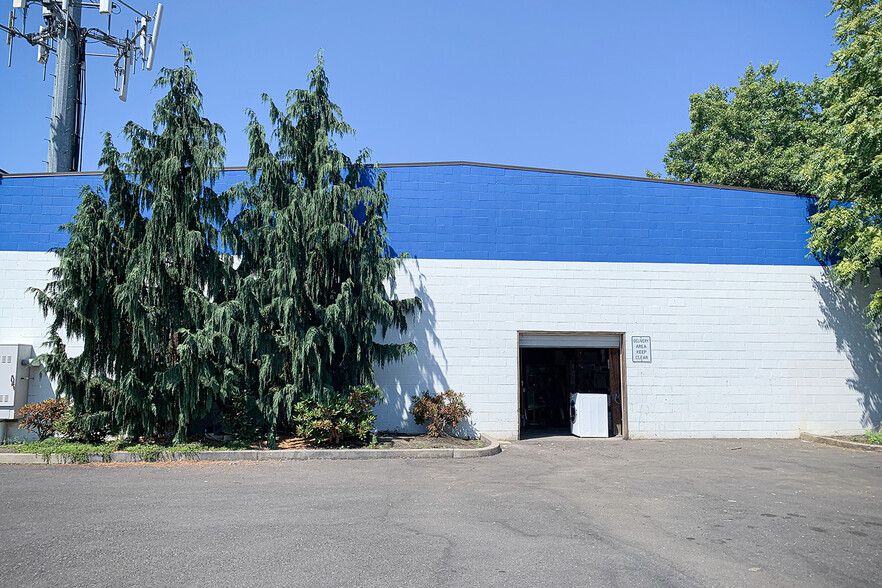 12404 NE Halsey St, Portland, OR for rent - Building Photo - Image 3 of 18