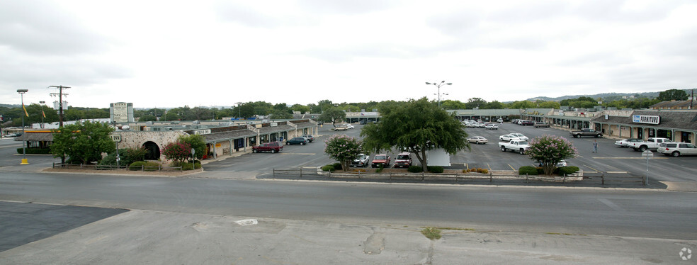 827 Junction Hwy, Kerrville, TX for rent - Building Photo - Image 2 of 9