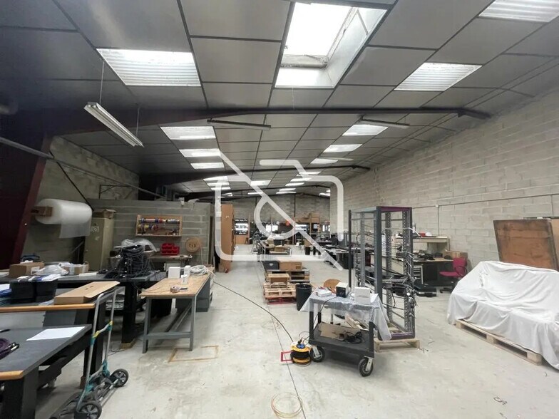 Industrial in Bondoufle to rent - Interior Photo - Image 1 of 1