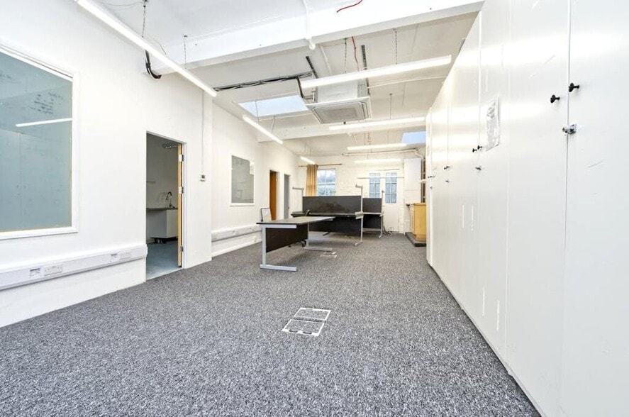 64 Rochester Pl, London to rent - Building Photo - Image 2 of 5