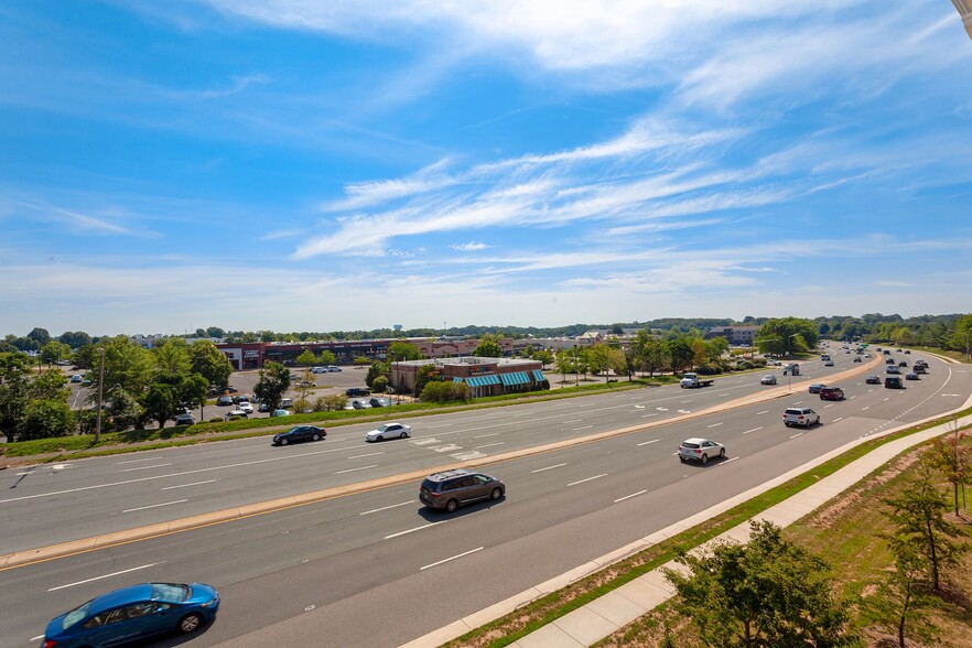 13885 Hedgewood Dr, Woodbridge, VA for sale - Building Photo - Image 3 of 19