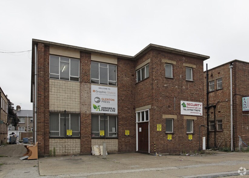 2 Bridge Clos, Romford for sale - Building Photo - Image 1 of 1