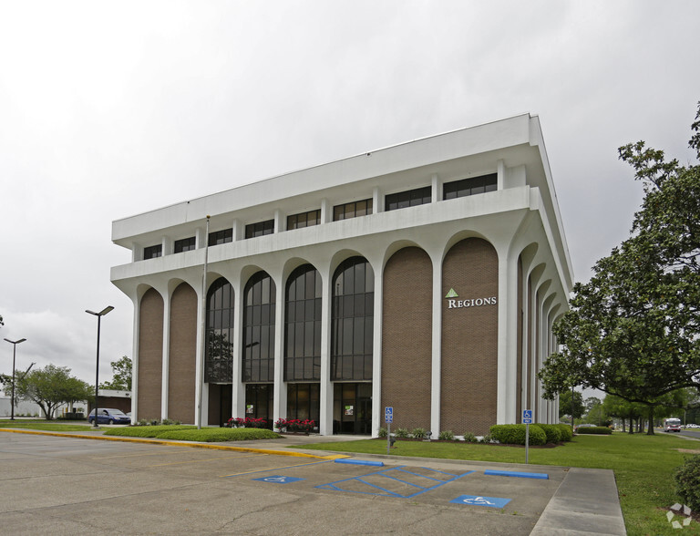 916 S Burnside Ave, Gonzales, LA for rent - Primary Photo - Image 1 of 4