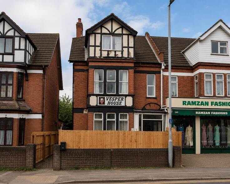 261 Dunstable Rd, Luton to rent - Primary Photo - Image 1 of 1
