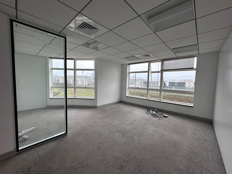 1 Rue Jacques Henri Lartigue, Issy-les-Moulineaux to rent - Interior Photo - Image 1 of 3