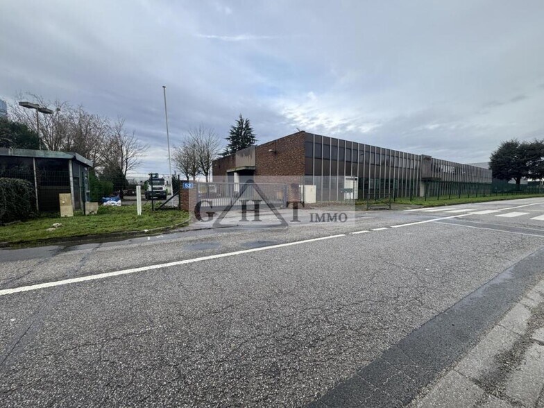 Industrial in Plaisir for sale - Building Photo - Image 3 of 15