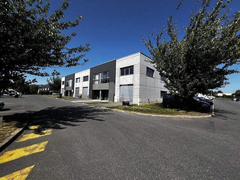 Light Industrial in Lieusaint to rent - Building Photo - Image 3 of 3