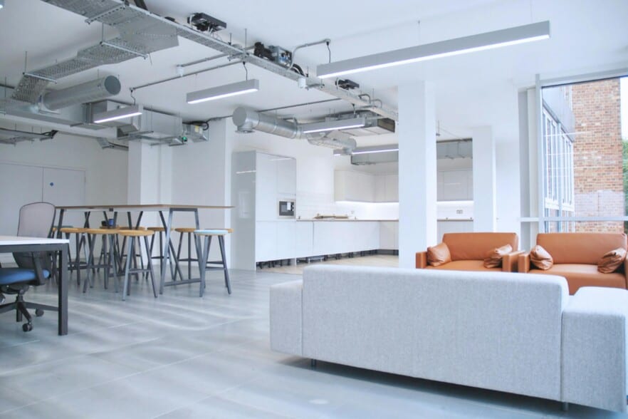 250 Waterloo Rd, London to rent - Building Photo - Image 2 of 17