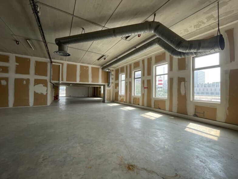 Light Industrial in Ivry-sur-Seine to rent - Interior Photo - Image 2 of 5