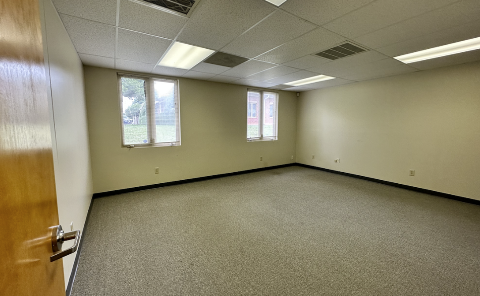 1000 Corporate Dr, Hillsborough, NC for rent - Interior Photo - Image 1 of 2