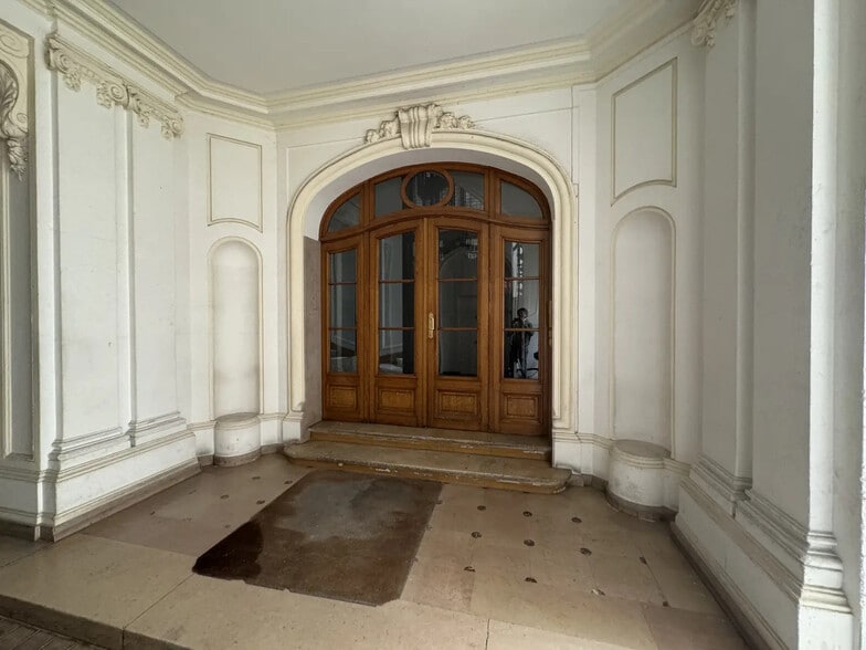 Build-to-Rent in Paris for sale - Lobby - Image 2 of 7
