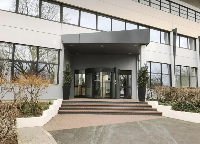 1-3 Allée Des Pierres Mayettes, Gennevilliers to rent - Building Photo - Image 2 of 6