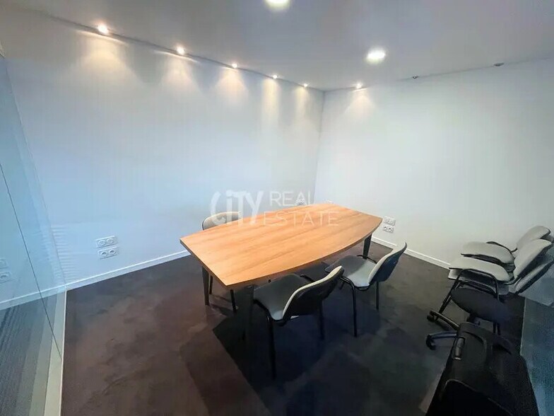 Office in Lyon to rent - Building Photo - Image 3 of 8