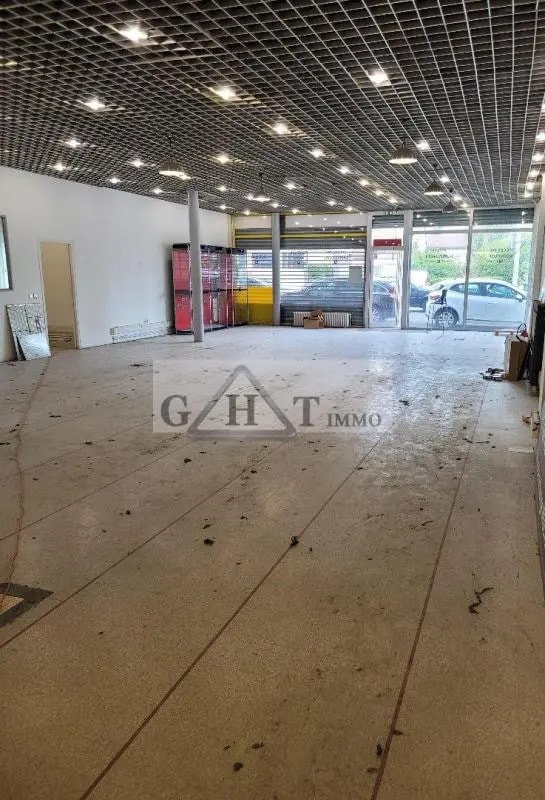 Retail in Morsang-sur-Orge to rent Interior Photo- Image 1 of 4