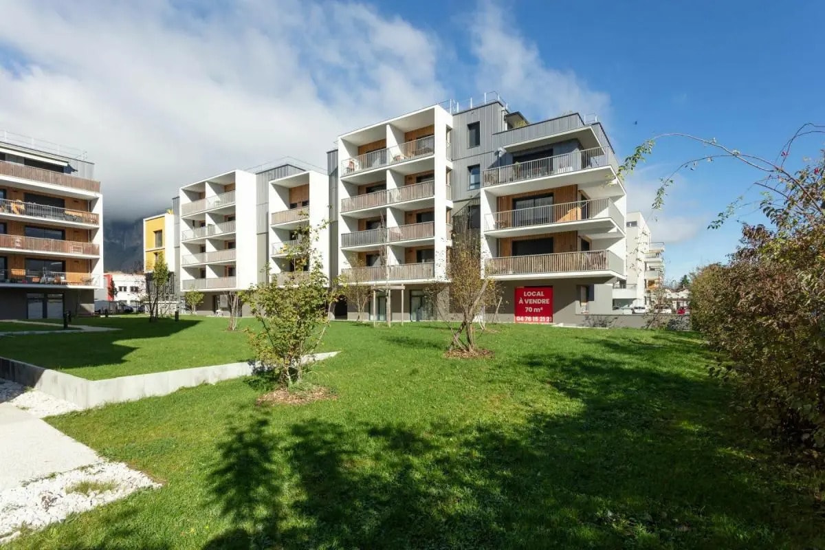 Retail in Crolles for sale Building Photo- Image 1 of 8