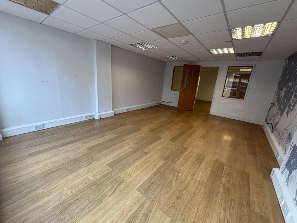 17 High St, Eastleigh to rent Interior Photo- Image 1 of 4