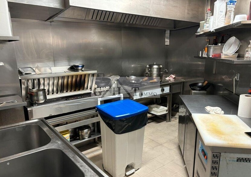 Industrial in Vincennes to rent - Interior Photo - Image 2 of 2