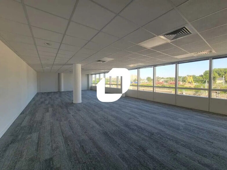 Office in Massy to rent - Interior Photo - Image 2 of 7