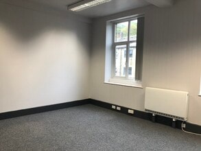 Huddersfield Rd, Honley to rent Interior Photo- Image 1 of 2