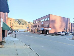 17 Eastern Ave, Saint Johnsbury, VT for rent Building Photo- Image 1 of 15