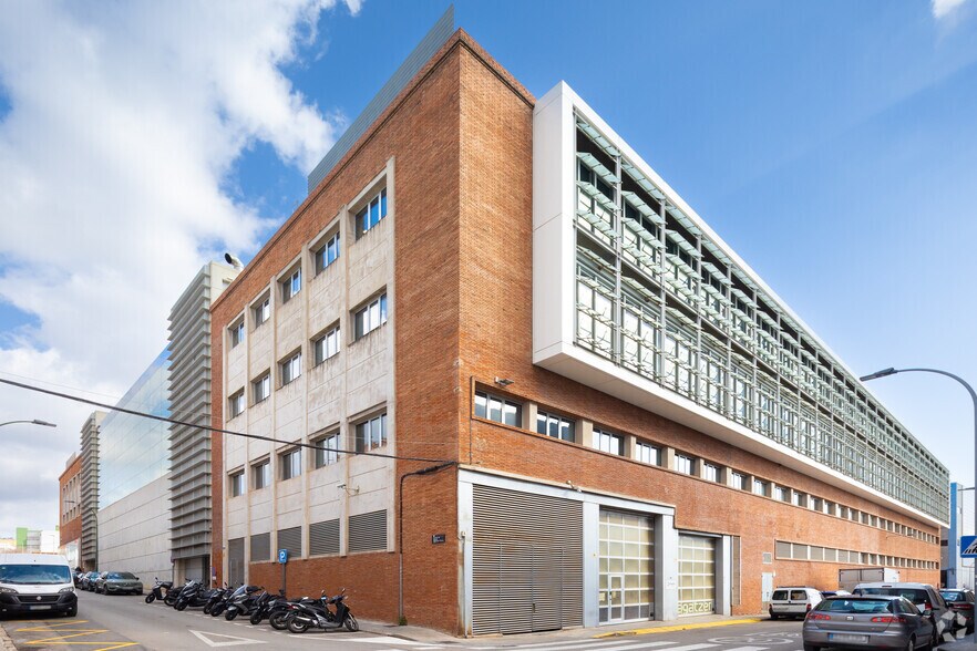 Office in Esplugues de Llobregat, Barcelona to rent - Building Photo - Image 3 of 5