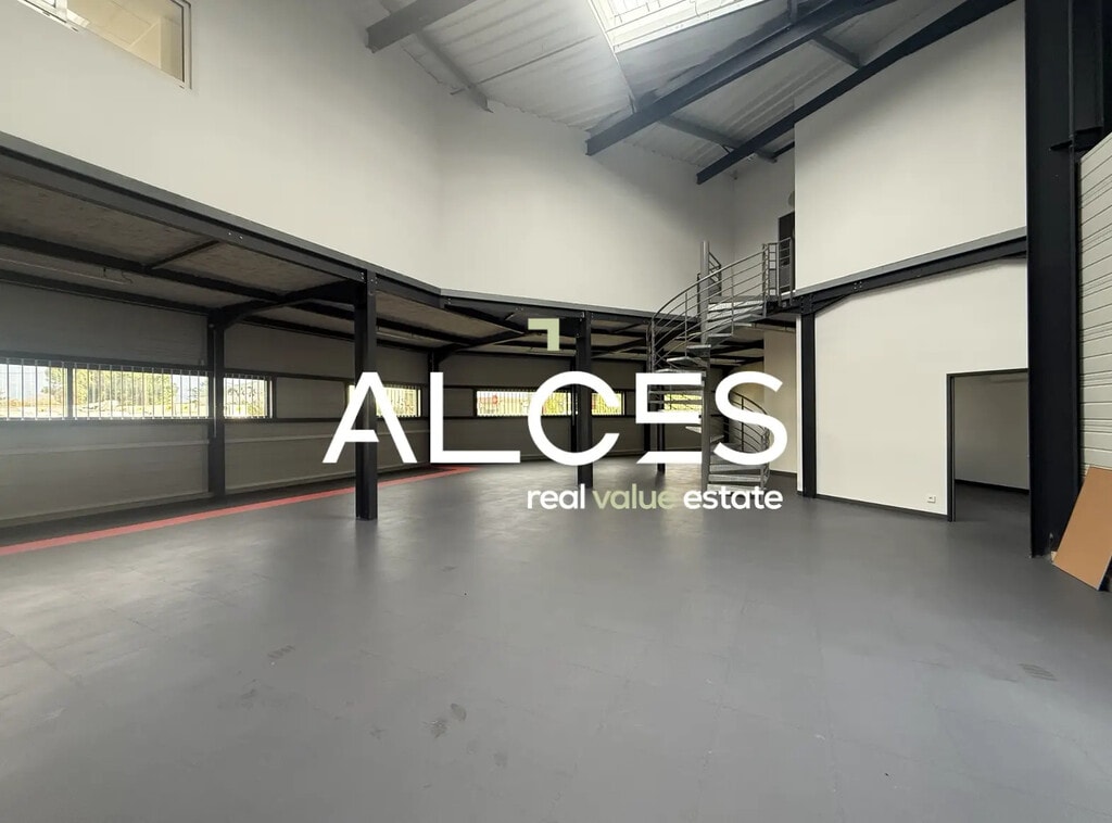 Location Local d'activités 490 m² - Photo 1
