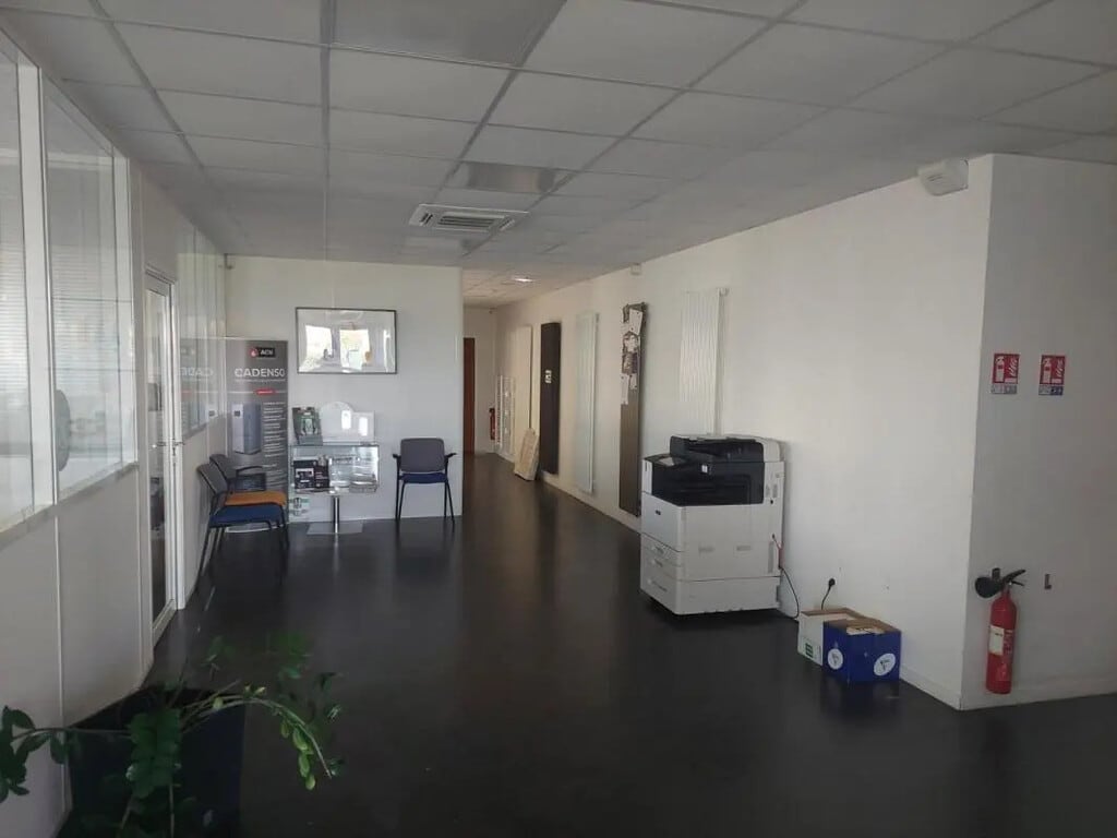 Location Local d'activités 1 750 m² - Photo 1