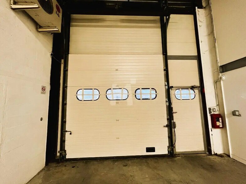 Light Industrial in Lisses to rent - Building Photo - Image 3 of 9