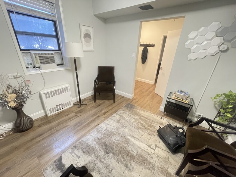 11045 71st Rd, Forest Hills, NY for rent - Interior Photo - Image 3 of 8