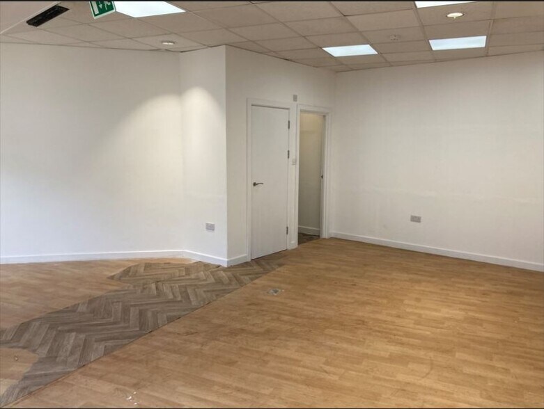 26 High Street, Leatherhead to rent - Interior Photo - Image 2 of 2