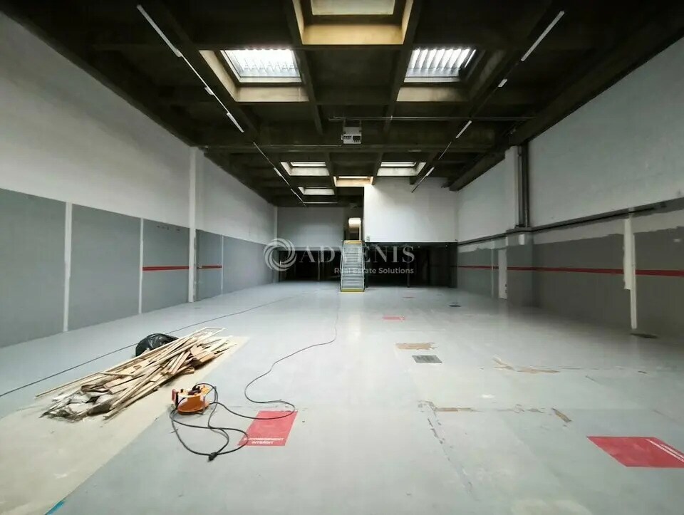 Light Industrial in Rungis to rent Interior Photo- Image 1 of 2