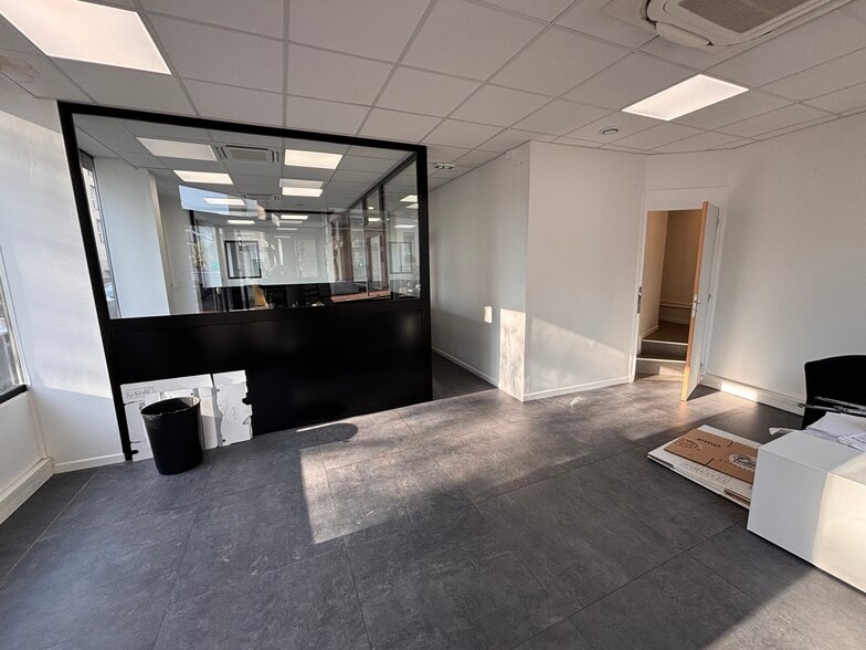 36 Rue Carnot, Suresnes to rent - Interior Photo - Image 3 of 12