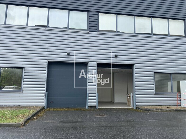 Light Industrial in Lieusaint to rent - Building Photo - Image 2 of 11